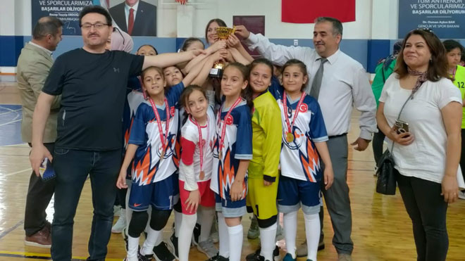 Atatürk İlkokulu Kız Hentbol Takımı il birincisi oldu