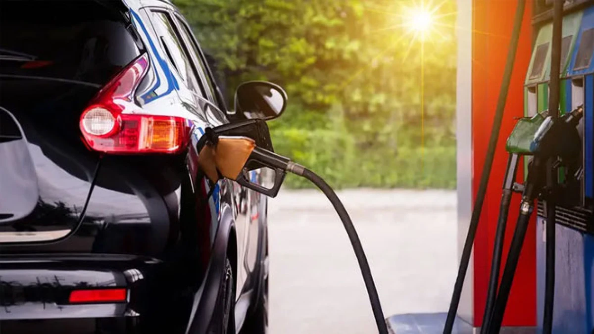 Akaryakıtta &ccedil;ifte zam: Motorine 3,90, benzine 1 TL artış