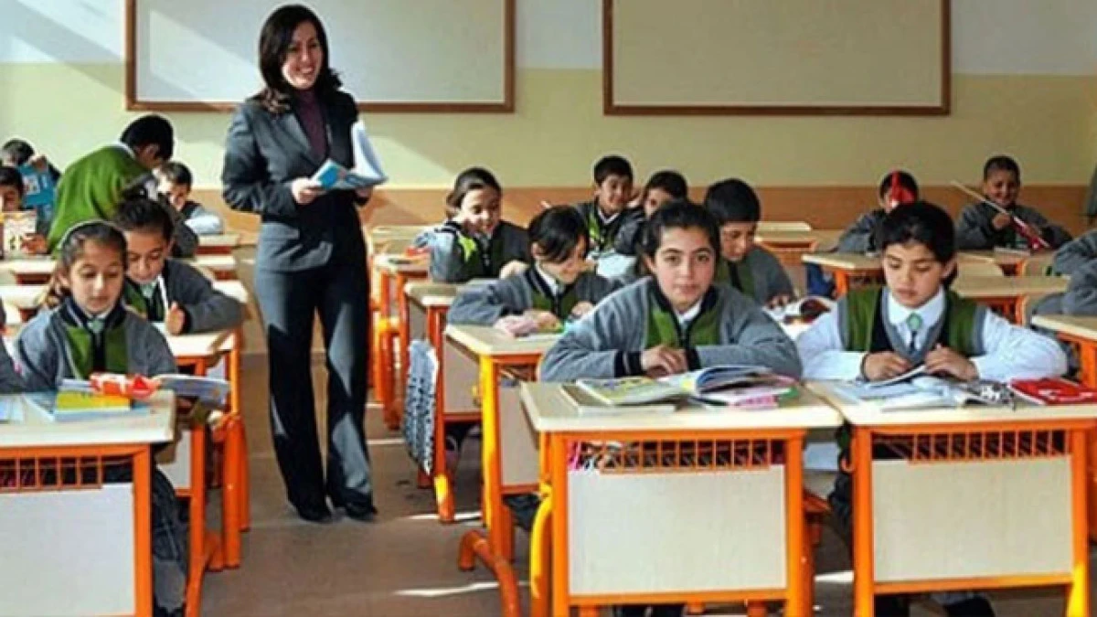 Bakan Tekin duyurdu: Okul kıyafet yönetmeliği sil baştan!