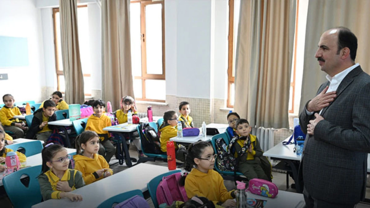 Başkan Altay karne alan &ouml;ğrencileri tebrik etti