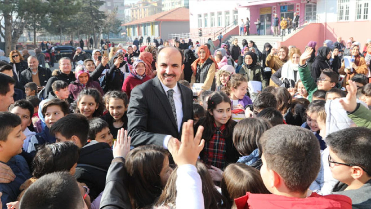 Başkan Altay karne heyecanı yaşayan öğrencileri tebrik etti
