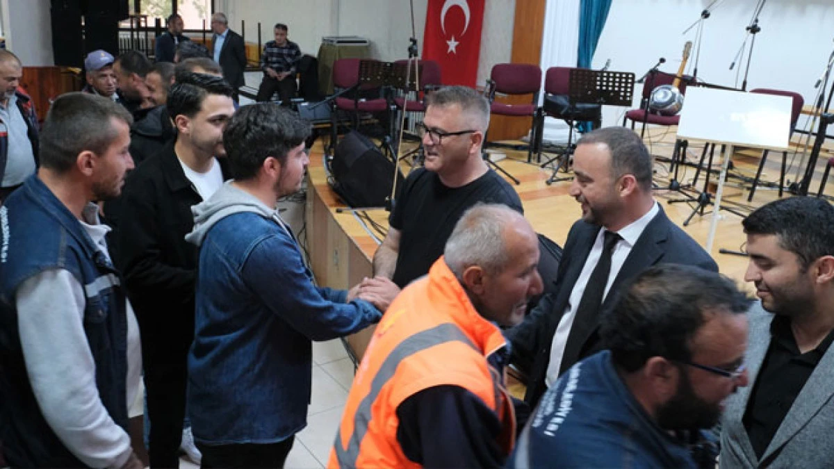 Başkan Ustaoğlu, &ccedil;alışma arkadaşlarıyla bayramlaştı