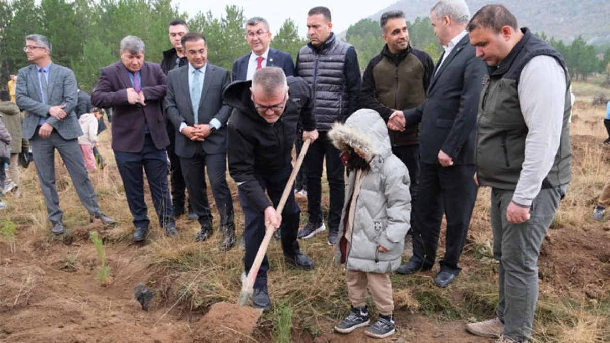 Başkan Ustaoğlu, minik yüreklerle fidan dikti