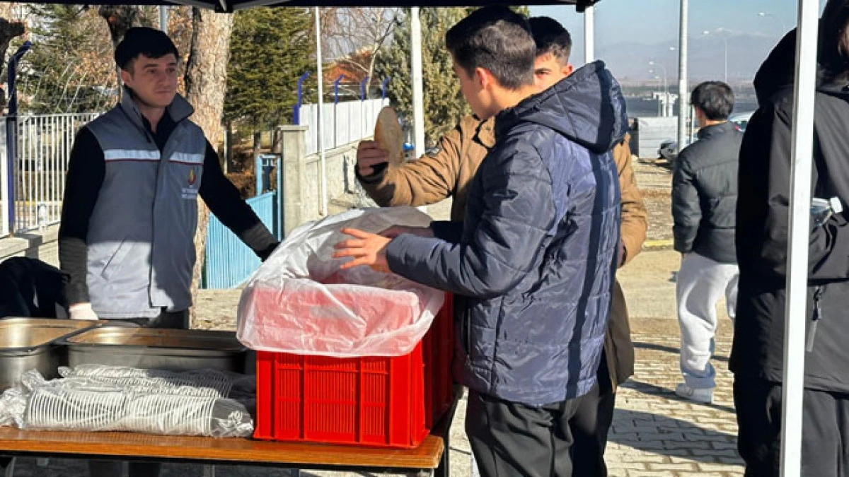 Belediyeden &ouml;ğrencilere &ccedil;orba ikramı