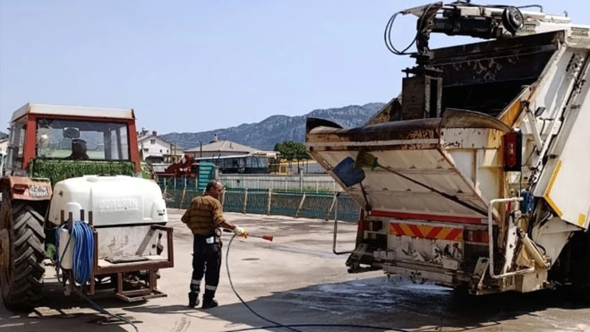 Çöp konteynırları dezenfekte ediliyor