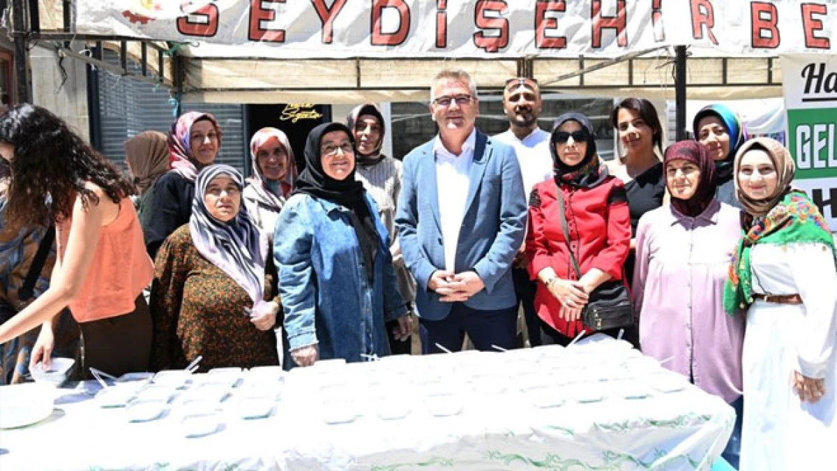 Hacı Seyitali esnaflarından aşure ikramı