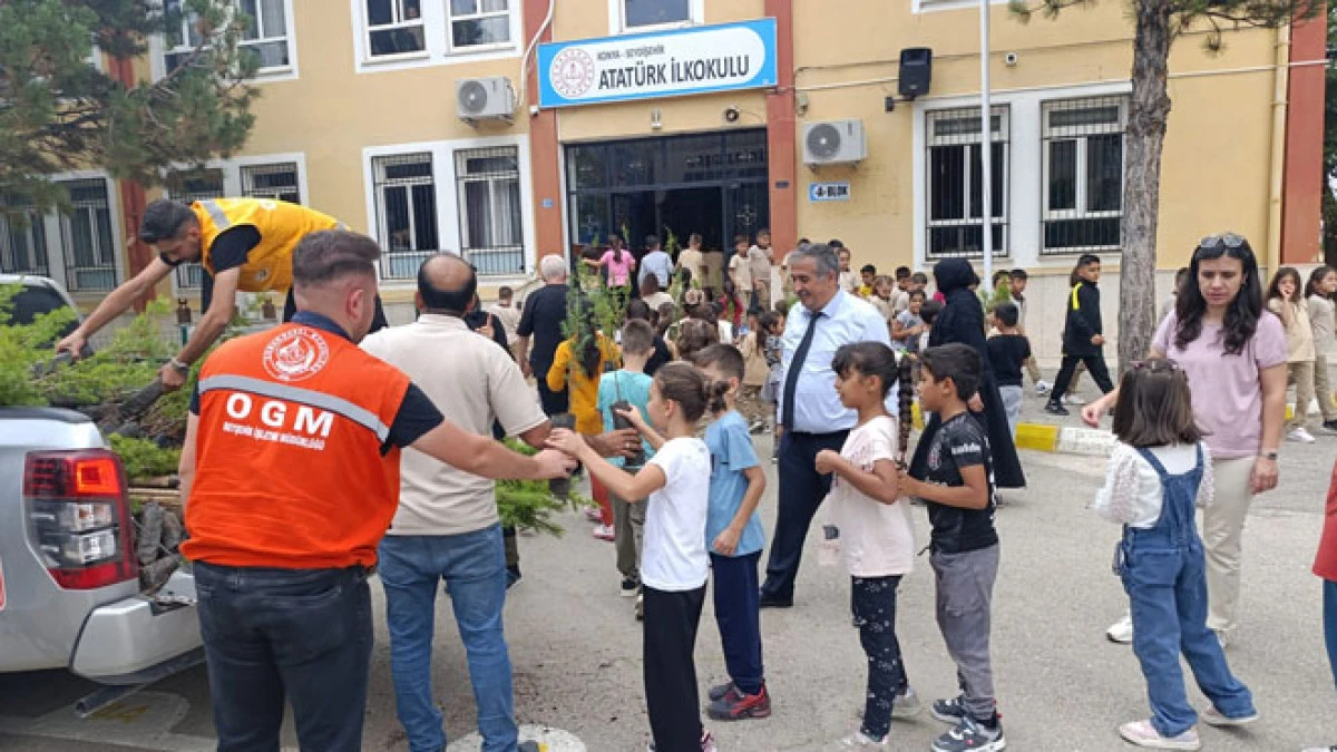 Her çocuk bir fidan: 450 fidan dağıtıldı