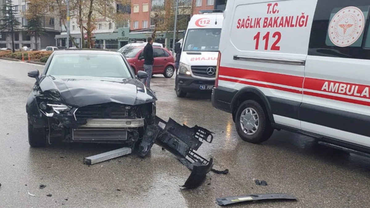İki otomobilin çarpışması sonucu 3 kişi yaralandı