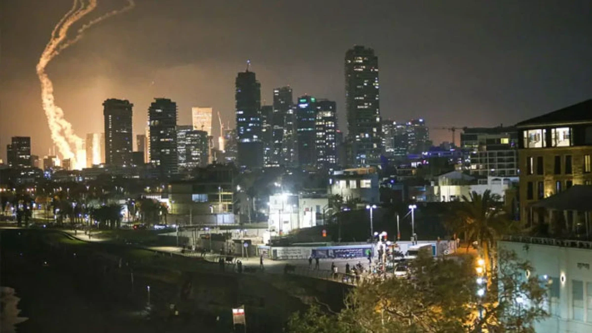 İran İsrail'e füze yağdırıyor: Tel Aviv'de şiddetli patlamalar