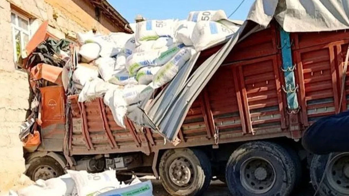 Kamyon evin duvarına &ccedil;arptı! Ekipler s&uuml;r&uuml;c&uuml; Ayvaz i&ccedil;in zamanla yarıştı