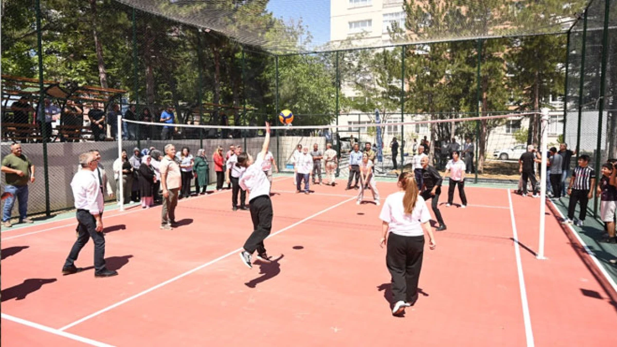Kızılcalar Mahallesi'ne sosyal spor alanı kazandırıldı