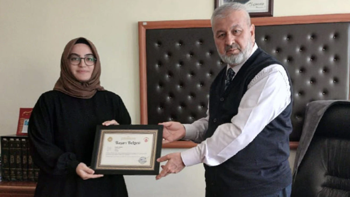 Kuran Kursu öğreticisine başarı belgesi verildi