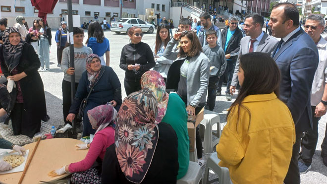 Mahmut Esat Ortaokulu'nda gıda kermesi