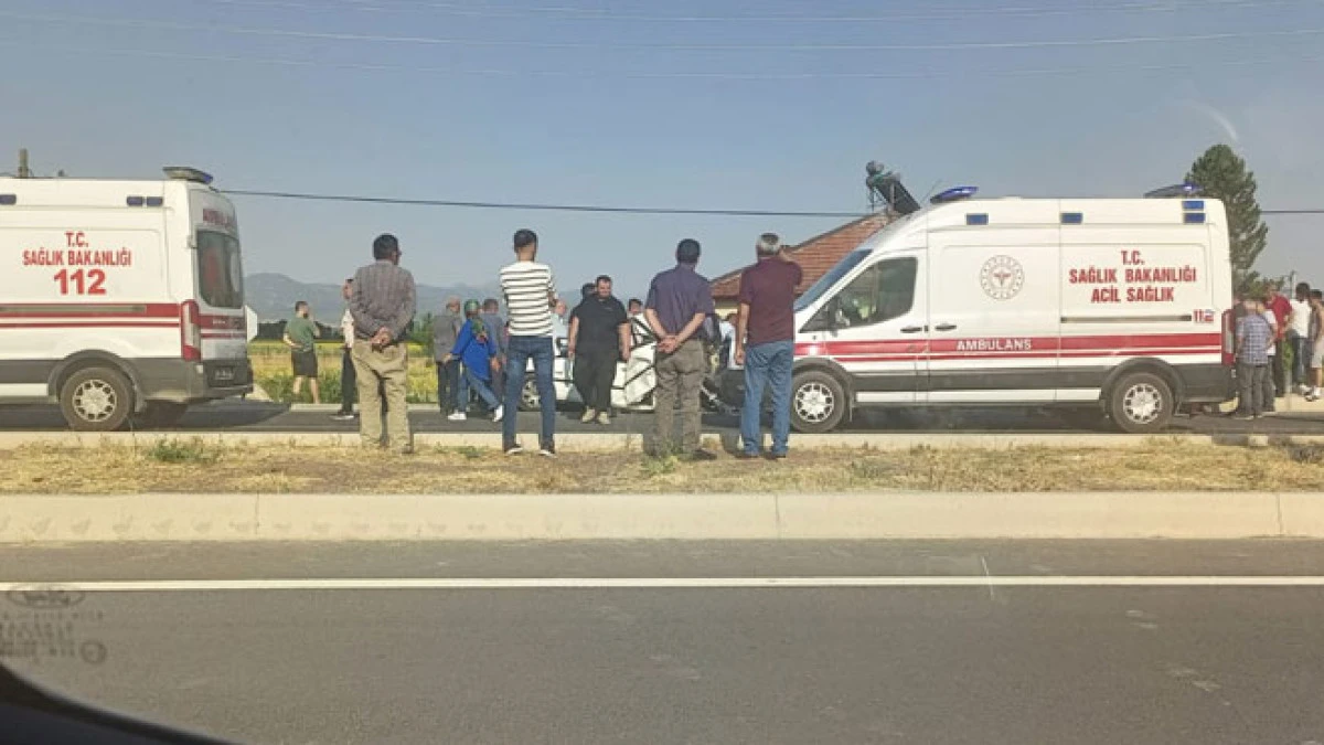 Minibüs otomobile arkadan çarptı: 3 yaralı