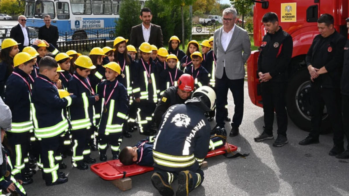 Minik g&ouml;n&uuml;llere itfaiye eğitimi