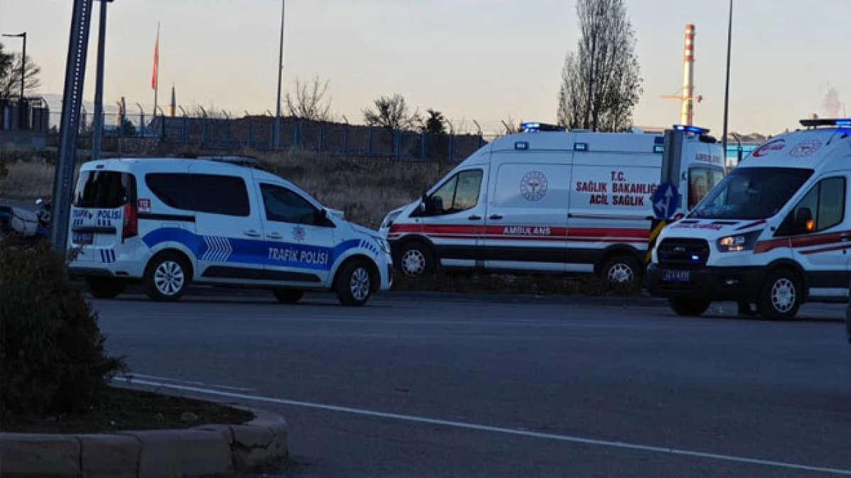 Otogar Kavşağı&rsquo;nda otomobil ile motosiklet &ccedil;arpıştı: 3 yaralı