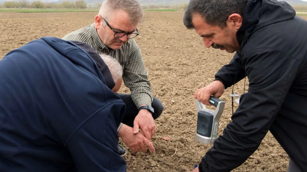 Seydişehir Belediyesi &uuml;reticilere toprak analiz cihazı kazandırdı