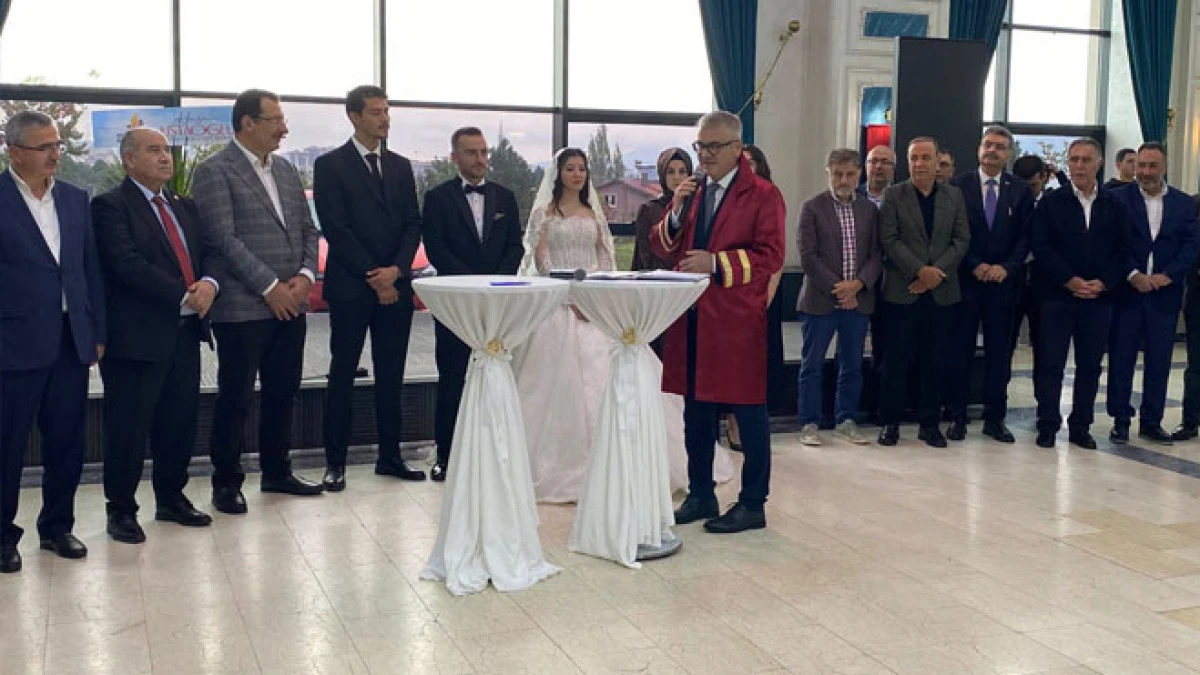 T&uuml;fek&ccedil;i ve &Ouml;zata ailelerinin mutlu g&uuml;n&uuml;