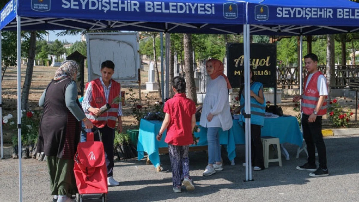 Ustaoğlu, lavanta fidesi hediye etti