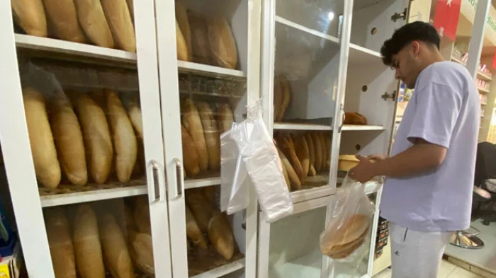 Vatandaşlara ücretsiz ekmek dağıttı