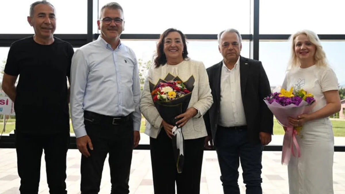 Yaşar Seyman Seydişehir’de kitaplarını imzaladı
