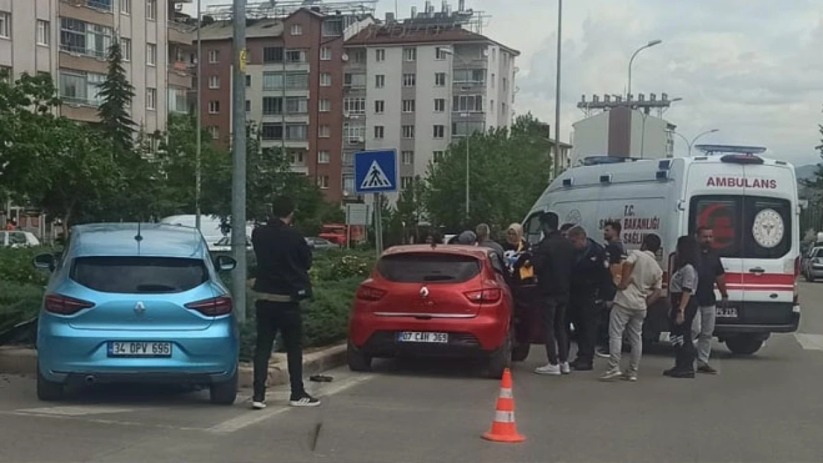 Yine o kavşak; yine kaza: 2 yaralı