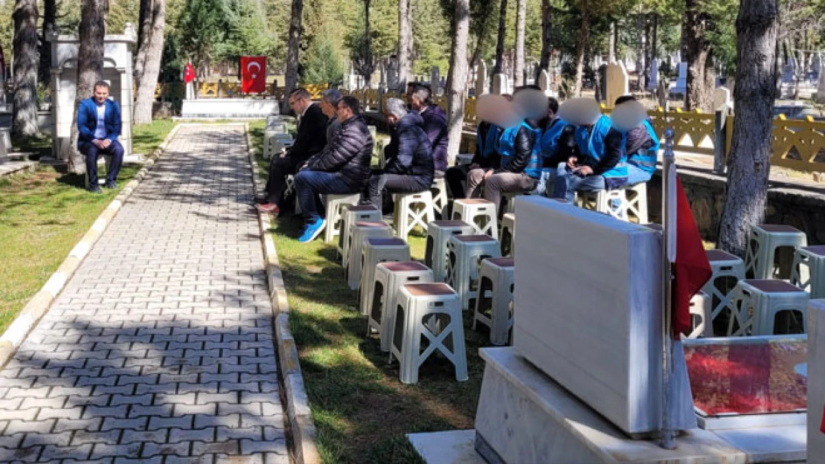 Y&uuml;k&uuml;ml&uuml;lere &Ccedil;anakkale ruhu anlatıldı, şehitlikte dua edildi